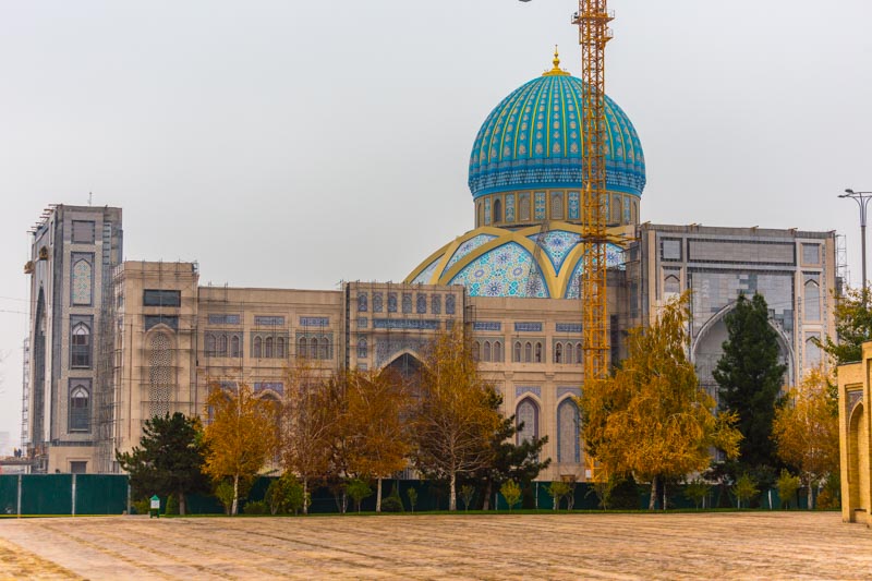 Tashkent, Uzbekistán: Centro de la Civilización Islámica. Enorme edificio en construcción en estilo neo-timúrida historicista con cúpula turquesa