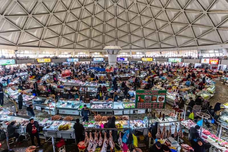Dentro del bazar principal de Tashkent (Chorsu), gran cúpula de mercado de alimentación