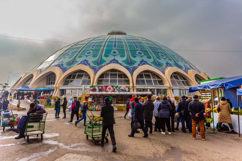 Ciudad Vieja de Tashkent, Uzbekistán: Chorsu, bazar principal de Tashkent, edificio comercial con cúpula turquesa y azul