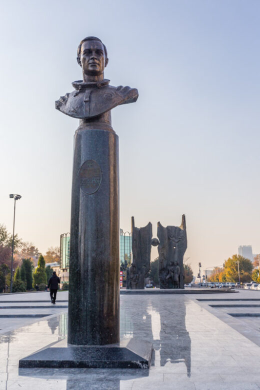 Tashkent, Uzbekistán: Memorial de los Cosmonautas (Kosmonavtlar), monumento dedicado a Vladimir Dzhanibekov, el más famoso cosmonauta uzbeco