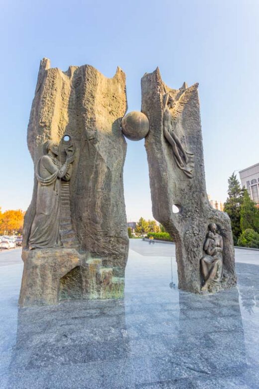 Tashkent, Uzbekistán: Memorial de los Cosmonautas (Kosmonavtlar), monumento dedicado a Ulug Beg, el rey astrónomo del s. XV, nieto de Amir Timur