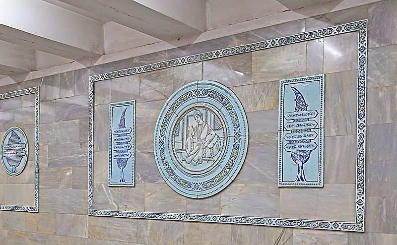 Tashkent Metro, Uzbekistán: detalle de la estación de metro Alisher Navoi, dedicada al poeta del s. XIV, considerado poeta nacional de Uzbekistán