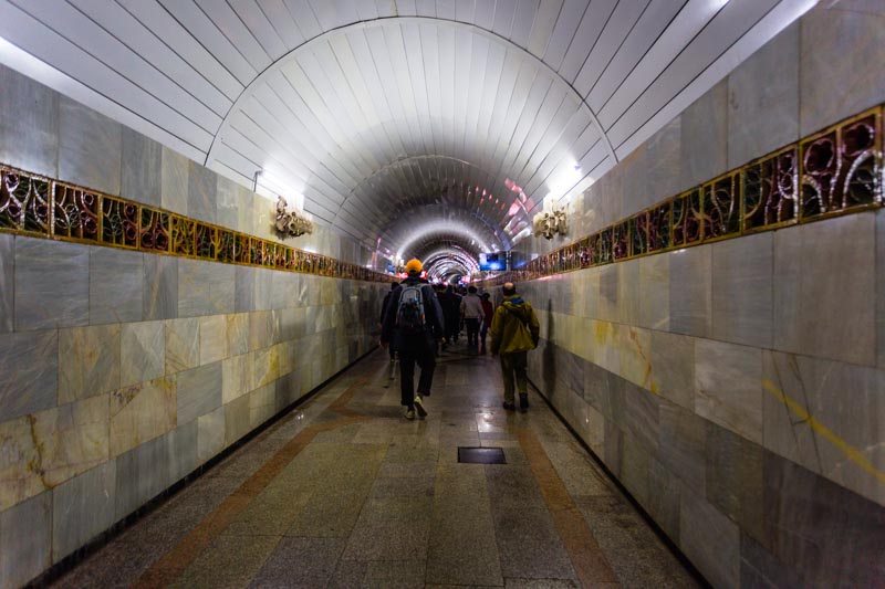 Metro Tashkent, Uzbekistán: pasillo del transbordo Yunus Rajabiy - Amir Temur