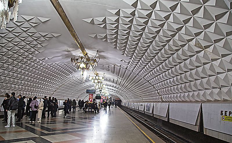 Metro Tashkent, Uzbekistán: estación Beruni, con elegante bóveda en el andén