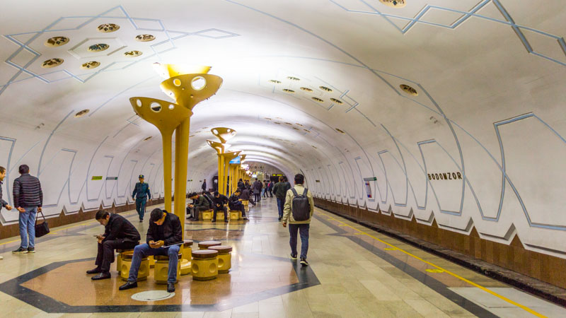 Metro Tashkent, Uzbekistán: estación Bodomzor con decoración geométrica y lámparas futuristas