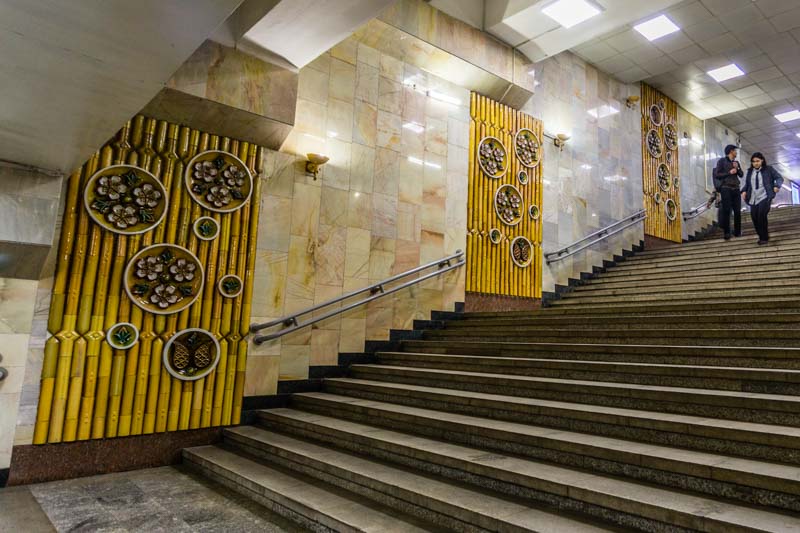 Metro Tashkent, Uzbekistán: escaleras de acceso al andén en la estación Bodomzor