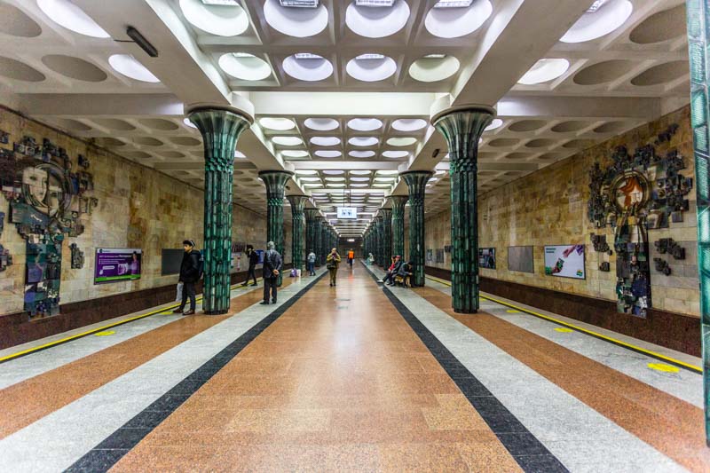 Tashkent Metro, Uzbekistán: monumental estación de metro G'afur G'ulom, con columnas verdes, dedicada al principal poeta moderno de Uzbekistán.