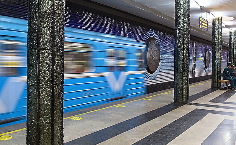 Tashkent Metro, Uzbekistán: tren llegando a la estación de Kosmonavtlar, dedicada a cosmonautas, misiones espaciales y astronomía.