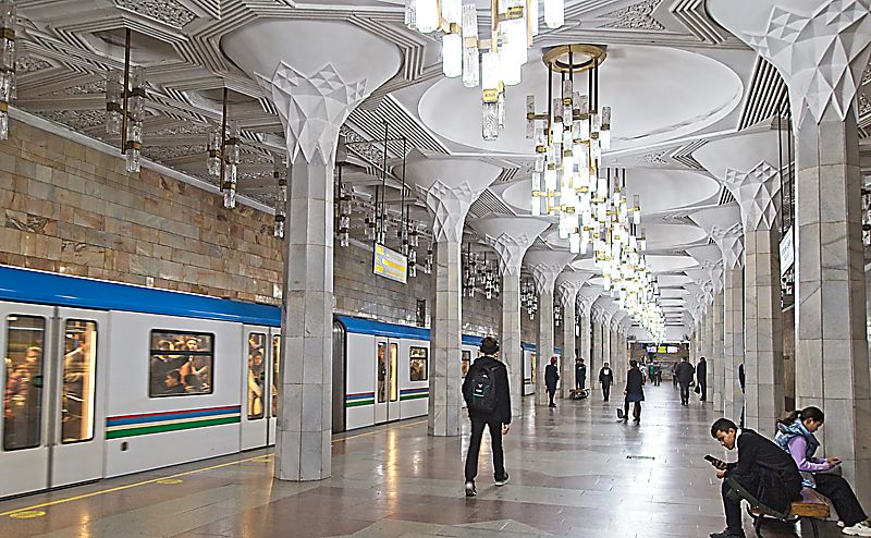 Metro de Tashkent, Uzbekistán. Tren en la estación Mustakillik maydoni. Metro de época soviética con arquitectura deslumbrante