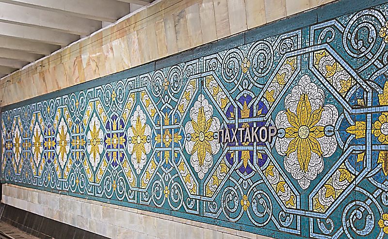 Tashkent Metro, Uzbekistán: mosaico de flores de algodón en la estación de Paxtakor (algodoneros), dedicada al principal equipo de fútbol de Tashkent, el FC Paxtakor