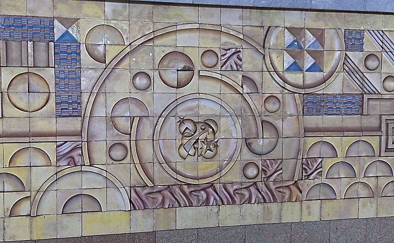 Metro Tashkent, Uzbekistán: estación Tinchlik, detalle de motivos geométricos del andén