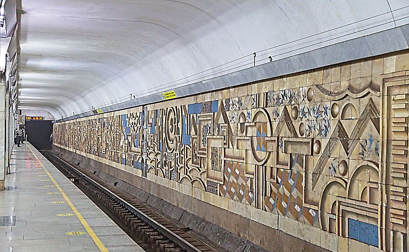 Metro Tashkent, Uzbekistán: estación Tinchlik, detalle de motivos geométricos del andén