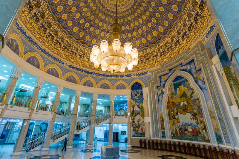 Ciudad Nueva de Tashkent, Uzbekistán: Museo de la Dinastía Timúrida, vestíbulo principal. Arquitectura neo-timúrida kitsch, especialmente recargada