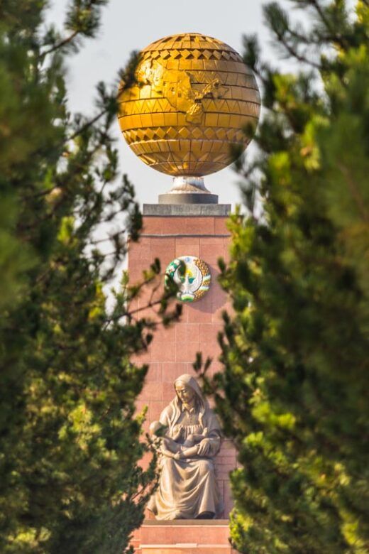 Ciudad Nueva de Tashkent, Uzbekistán: Mustakillik maydoni (Plaza de la Independencia). Monumento a la patri con globo con el mapa de Uzbekistán y una madre sosteniendo a su hijo