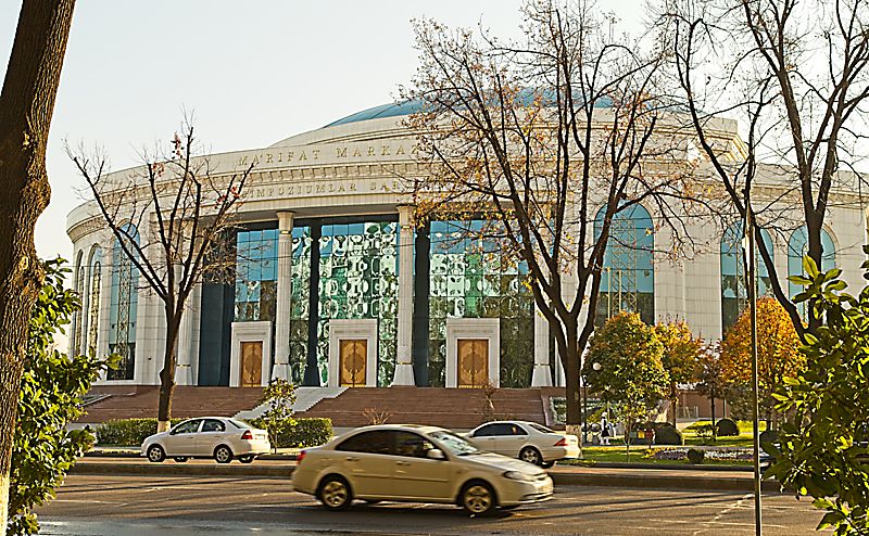 Biblioteca Nacional de Uzbekistán en Tashkent. Arquitectura post-soviética neo-timúrida (2011)
