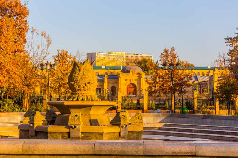 Ciudad Nueva de Tashkent, Uzbekistán: Parque Kashgar con el Hotel Uzbekistán al fondo