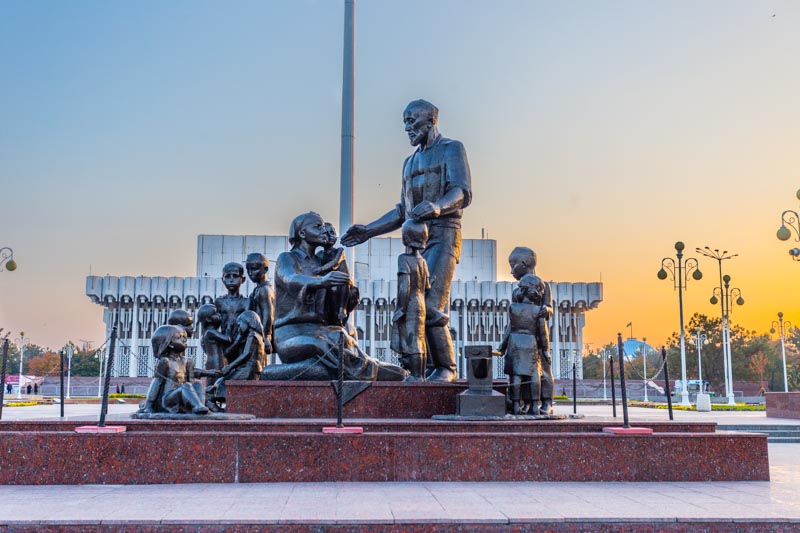 Tashkent, Uzbekistán: Monumento a la Familia Shamakhmudov y Palacio de la Amistad al fondo Palacio de la Amistad de los Pueblos al fondo. Arquitectura soviética.