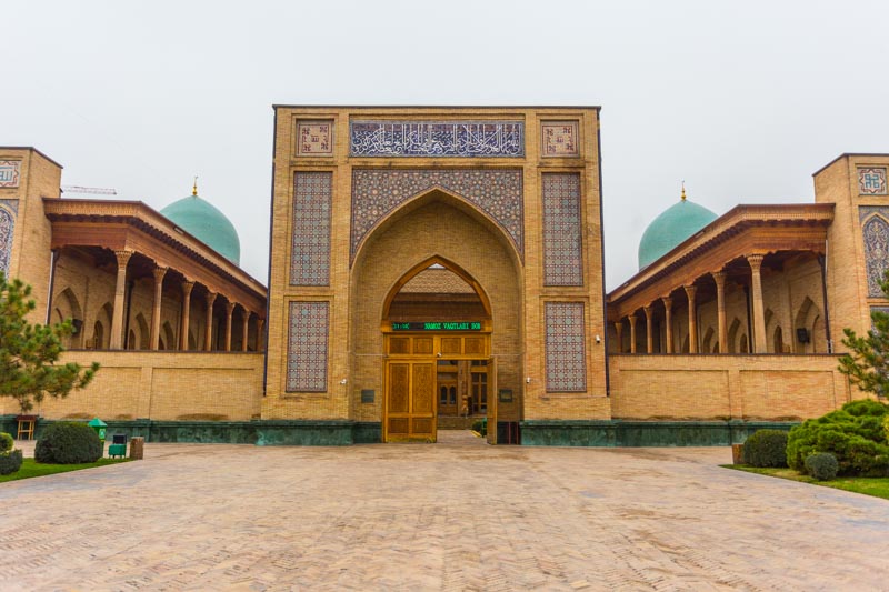 Tashkent, Uzbekistán: Mezquita Hazrati Imam en la Ciudad Vieja, construida en 2007 imitando el estilo del s. XVI