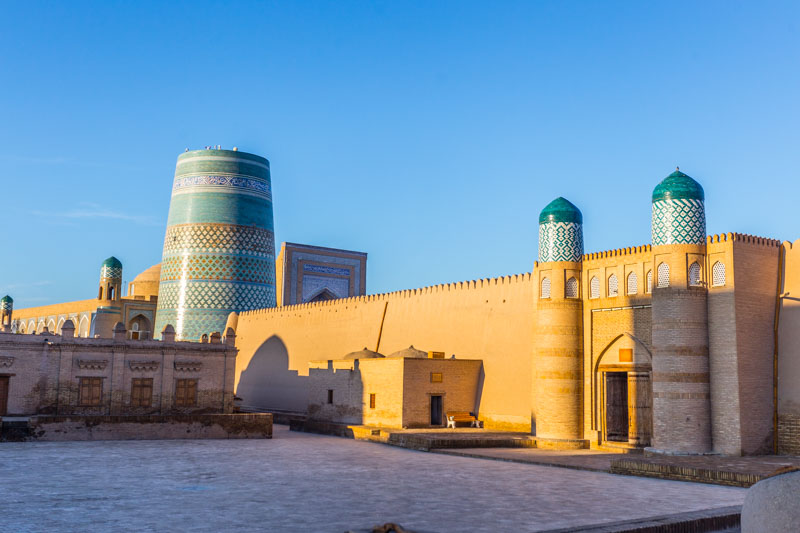 Khiva, Uzbekistán: Entrada principal a la fortaleza real Koh'na Ark, con Kalta Minor al fondo
